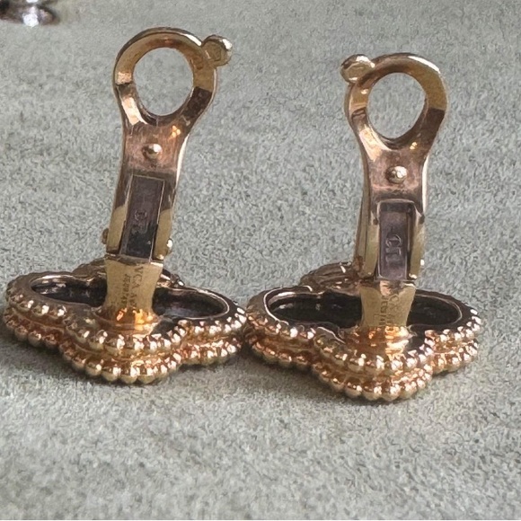 🟥SOLD🟥 Van Cleef and Arpels Onyx Vintage Alhambra Earrings - Picture 3 of 10